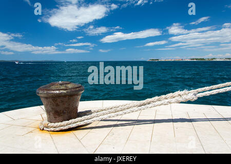 Fer à repasser bollard avec hawser à quai dans le port de Zadar en Croatie. Banque D'Images