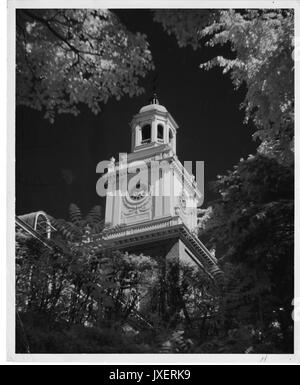 Gilman Hall extérieur, Close up of tower flanquée de buissons, 1950. Banque D'Images