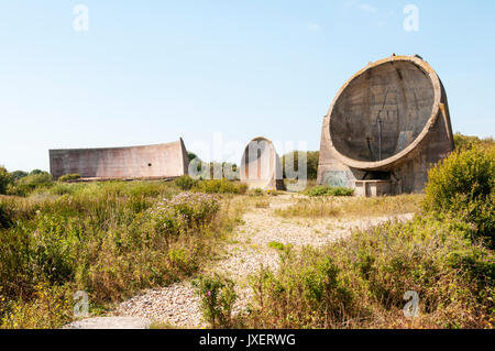 L-R Le de 200 pieds, 20 pieds et 30 pieds, sound mirrors à fosses Lade près de Dungeness, dans le Kent. Ils étaient une forme précoce de son radar. Banque D'Images