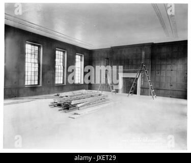 Mémorial des anciens de l'intérieur de la RAM, les résidences non identifiés, chambre avec salle de moulures et boiseries semble être terminée, plusieurs échelles couché sur le sol, 1923. Banque D'Images