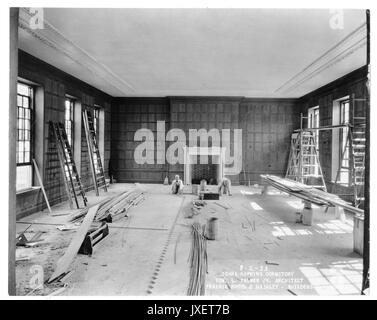 Mémorial des anciens de l'intérieur de la RAM, Résidences chambre non identifiée, deux ouvriers sont en train de plancher, à manger a une cheminée et woodpaneling sur les murs, 1923. Banque D'Images