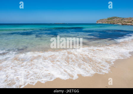 Watter Turquoise de sable à la plage de Falassarna, l'une des plus belles plages de Grèce Banque D'Images