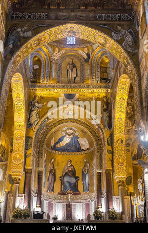 12e siècle mosaïques qui ornent l'intérieur de la Palantine chapelle dans le Palazzo dei Normanni, centre de Palerme. La Sicile. Banque D'Images