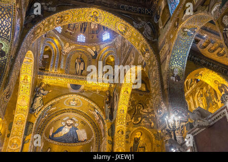12e siècle mosaïques qui ornent l'intérieur de la Palantine chapelle dans le Palazzo dei Normanni, centre de Palerme. La Sicile. Banque D'Images