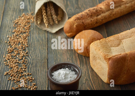 Assortiment de pains isolated on white Banque D'Images