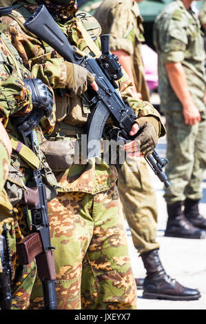 Soldat en tenue de camouflage Banque D'Images