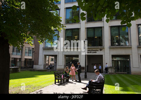 Merrill Lynch financial centre bâtiment dans King Edward Street, Christchurch greyfriars church garden, London city Banque D'Images