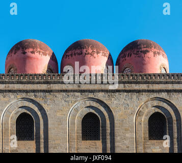 Les dômes de rose dans l'église de San Cataldo Piazza Bellini, le centre de Palerme. La Sicile. Banque D'Images