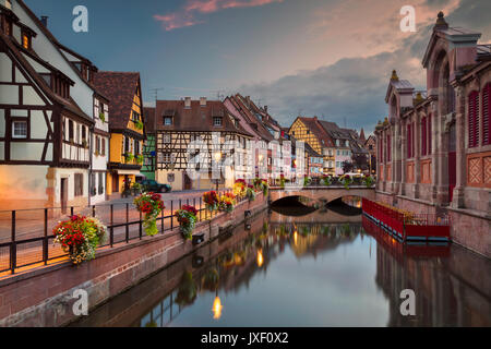 Ville de Colmar. Cityscape de droit du centre-ville de Colmar, France pendant le coucher du soleil. Banque D'Images