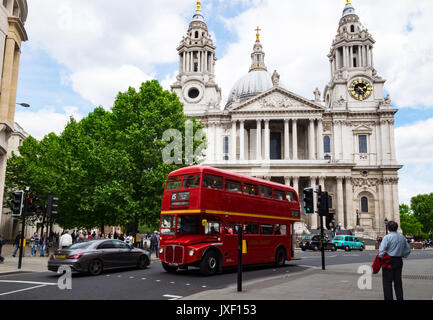 London bus à deux étages à l'extérieur de la Cathédrale St Paul Banque D'Images