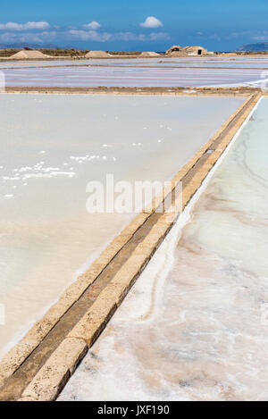 Sel avec du sel produit par évaporation de l'eau de mer Culcasi, au sud de Trapani, sur la côte ouest de la Sicile, en Italie. Banque D'Images