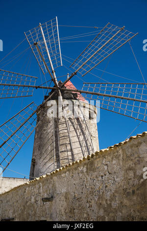 Moulin au musée du sel, près de la Nubie, au sud de Trapani, sur la côte ouest de la Sicile, en Italie. Banque D'Images
