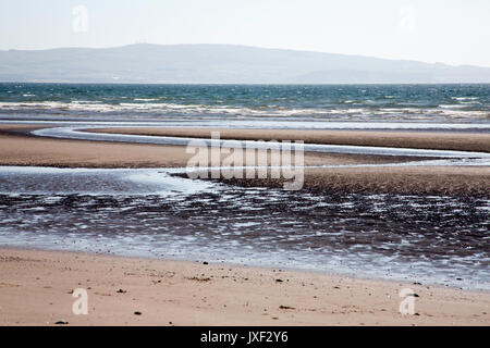 La plage de Troon à au sud vers Ayr et Brown Carrick Hill Ayrshire en Écosse Banque D'Images