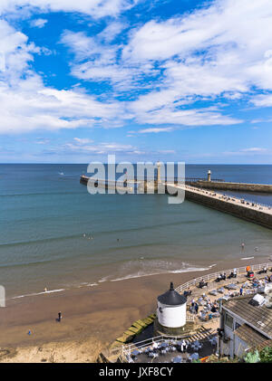 Dh Whitby Whitby pier NORTH YORKSHIRE Whitby Harbour pier beach resort en bord de mer maison de vacances plages britanniques Banque D'Images