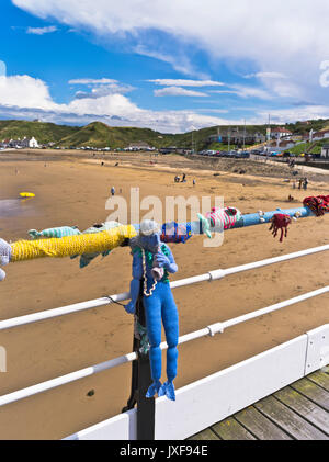 dh Yarn cime de l'embarcadère SALTBURN PAR LE Sea CLEVELAND tricoté figurines de mer Neptune crochet bombardement guérilla tricotage art tricoté urbain Banque D'Images