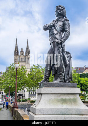 La France, pays de la Loire, Angers, statue du 18e siècle, héros de guerre français Nicolas-Joseph Beaurepaire sur le Pont de Verdun, dans l'arrière-plan la spire Banque D'Images