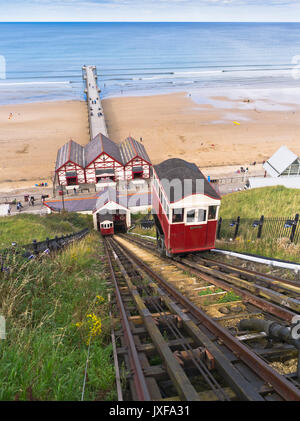 dh Saltburn Beach SALTBURN BY THE SEA CLEVELAND Saltburn Cliff Lift Beach seacliff Pier tramway funiculaire Banque D'Images