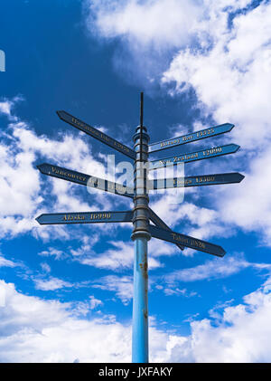 dh Cooks voyage Signpost WHITBY UK Captain Cook voyage dans le monde panneaux indiquant les directions internationales Banque D'Images