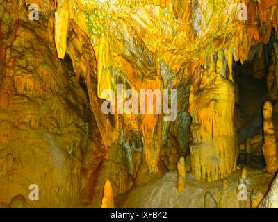 Postojna, Slovénie - 9 mai 2014 : caractéristiques karstiques pittoresques allumé dans la grotte, grotte de Postojna Banque D'Images