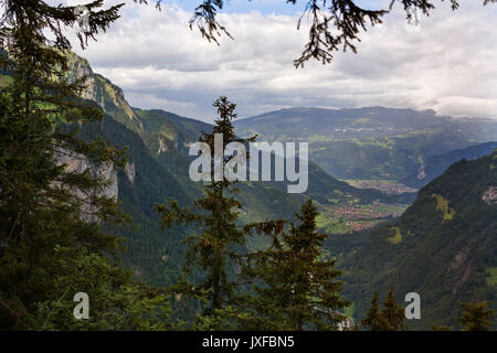 Voir la partie basse vallée de Lauterbrunnen vers Wilderswil et Interlaken à partir de l'Leiterhorn lookout, Oberland Bernois, Suisse Banque D'Images