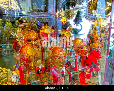 Venise, Italie - juin13, 2015 : les masques de carnaval vénitien, magasin de souvenirs dans une rue Banque D'Images