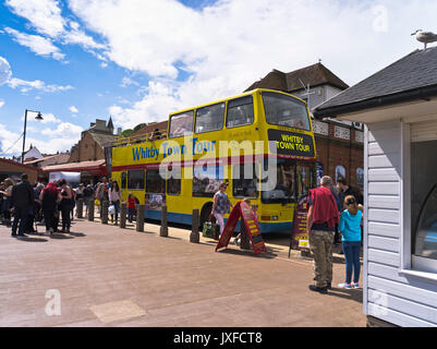 dh Whitby Town Tour bus WHITBY NORTH YORKSHIRE Opentop doubledecker personnes tourisme excursion angleterre royaume-uni Banque D'Images