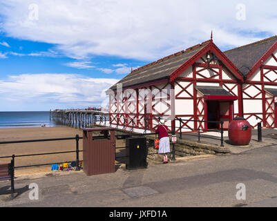 dh Saltburn Pier SALTBURN PRÈS DE LA MER CLEVELAND ANGLETERRE Old station balnéaire britannique lady Victorian Piers Banque D'Images