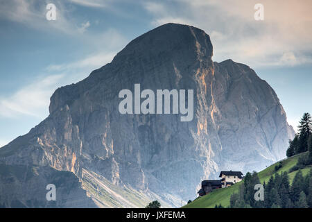 La Peitlerkofel (ladin : Sas de Pütia, Italien : Sass de Putia) est une montagne des Dolomites du Tyrol du Sud, Italie. Une montagne solitaire, il se trouve être Banque D'Images