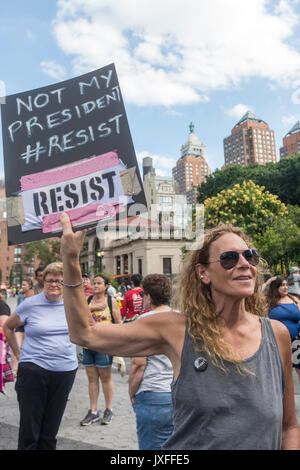 New York, NY, USA - New Yorkais se sont rassemblés à Union Square à manifester notre solidarité avec le peuple de Charlottesville, VA, condamner la touche Alt droite, le fascisme, le nationalisme et le Président Donald Trump. La foule comprenait des militants des socialistes démocratiques, Black vit, l'ACLU et d'autres groupes. ©Stacy Walsh Rosenstock/Alamy Banque D'Images