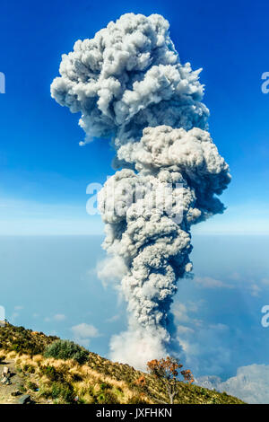 Vue sur l'éruption de volcanoe de Santiaguito Santa Maria de Quetzaltenango au Guatemala Banque D'Images