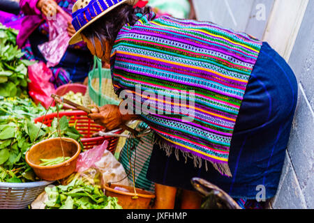 Vue sur femme maya sur marché de Chichicastenango au Guatemala Banque D'Images