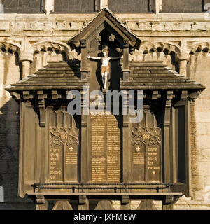 Monument commémoratif de guerre de la première Guerre mondiale en bois sculpté devant All Saints Church, Stamford, Lincolnshire, Angleterre, Royaume-Uni Banque D'Images