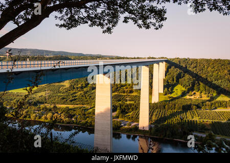 Le viaduc de la Moselle A61 pont de l'autoroute en été près de Coblence, Rhénanie-Palatinat, Allemagne. (Moseltalbrucke) Banque D'Images