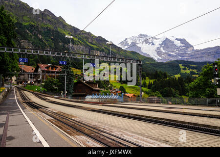 Wengernalpbahn gare dans village Wengen avec la montagne Jungfrau dans l'arrière-plan. Wengen, Oberland Bernois, Suisse Banque D'Images