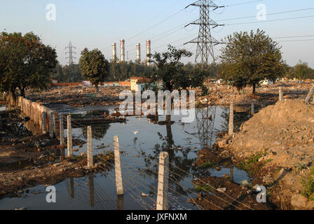 L'INDE, New Delhi, Naglamachi taudis démolis, les peuples ont été réinstallés en banlieue loin / INDIEN , zerstoerter Naglamachi des taudis, Bewohner der an den Stadtrand zwangs umgesiedelt Banque D'Images