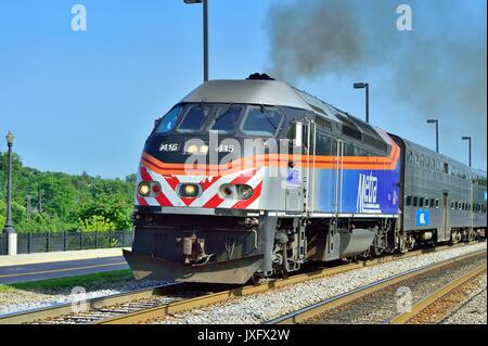 Un train de banlieue Metra quitter l'Elgin, Illinois station sur son trajet du centre-ville de Chicago et la gare Union. Elgin, Illinois, USA. Banque D'Images