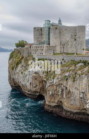 Le château de Santa Ana est une forteresse située sur le promontoire rocheux dans la région de Castro Urdiales, Cantabria, ESPAGNE Banque D'Images