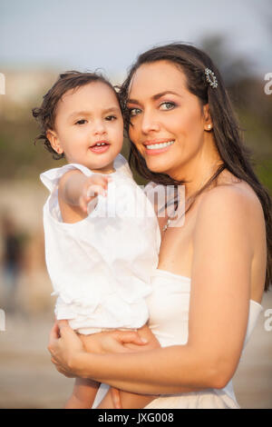 Mère et sa petite fille vêtue de blanc Banque D'Images