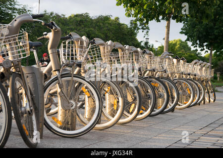 Paris, France - 02 juin 2017 : la station de Velib' de la location de vélos à Paris. Velib a le taux de pénétration du marché pour comapring d'autres villes Banque D'Images