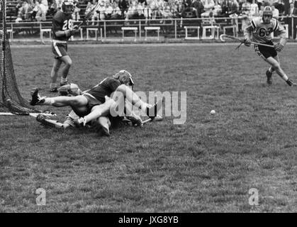 La crosse photo d'action prises au cours d'un jeu non identifiée, un joueur Hopkins, dans un effort pour gagner la balle, est tombé sur un membre de l'équipe adverse, 1950. Banque D'Images