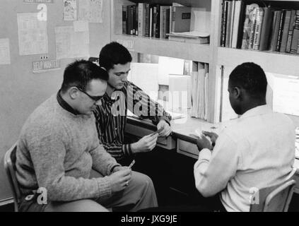 La vie d'étudiant, David John Ferrari, Donald Desantis, Ernest Bates, un étudiant américain africain avec Ferrari, Desantis et Bates sont jouer au poker dans leur dortoir, 1958. Banque D'Images