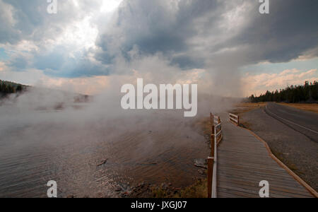 Promenade entre Lac Chaud Hot Spring et Firehole Lake Drive dans la basse Geyser Basin dans le Parc National de Yellowstone dans le Wyoming United States Banque D'Images