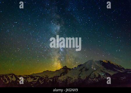 Voie Lactée sur Mt. Rainier. Lumières sur la montagne sont des grimpeurs travailler leur chemin vers le sommet. Plus grand des voyants en raison d'une exposition de 30 secondes. Banque D'Images