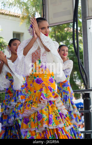 Danseuses sur scène en costumes traditionnels Banque D'Images