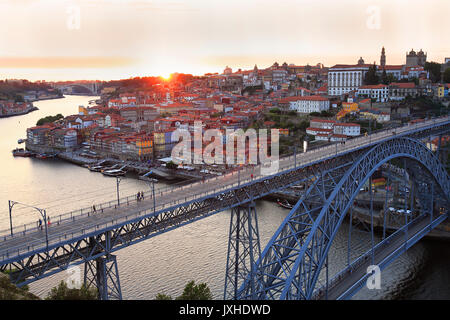Ville de Porto et du Douro au coucher du soleil avec Dom Luis I Pont sur l'avant-plan, Portugal Banque D'Images