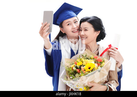 Heureuse mère et fille avec le téléphone retardateur Banque D'Images