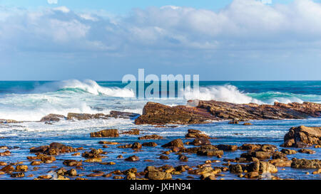 Les vagues de l'océan Atlantique se brisant sur les rives rocheuses du Cap de Bonne Espérance dans la réserve naturelle de Cape Point sur la péninsule du Cap en Afrique du Sud Banque D'Images