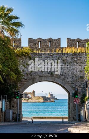 Sainte Catherine porte à la vieille ville de Rhodes, l'île de Rhodes, Grèce Banque D'Images