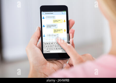 Close-up of a l'envoi de message texte par téléphone mobile Banque D'Images