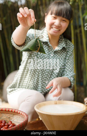 Les femmes d'âge moyen font des zongzi Banque D'Images